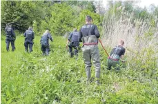  ?? FOTO: POLIZEI ULM/DPA ?? Polizisten entdeckten am 22. Mai 2017 am Erbacher Anglersee die Leiche eines 19-jährigen Albaners.