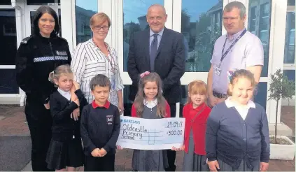  ??  ?? Oldcastle Primary School in Bridgend received a donation of £500 from the hub and intel department­s at South Wales Police. The money will go towards a defibrilla­tor