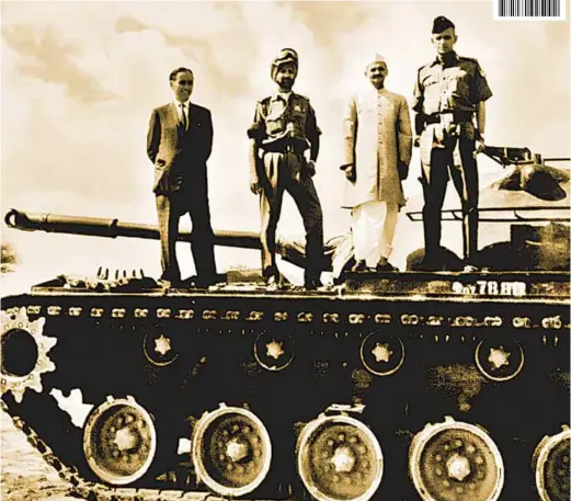  ?? PHOTOGRAPH: INDIAN ARMY ?? Indian Prime Minister Lal Bahadur Shastri flanked by Lt General Dunn and Major General Sparrow on a tank in the Sialkot sector