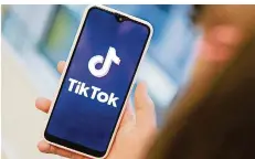  ?? FOTO: JENS KALAENE/DPA ?? Eltern können nun regeln, wie lange die Tiktok-App auf den Handys ihrer Kinder pro Tag nutzbar ist.