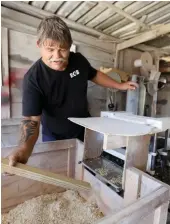  ?? Pictures: ALAN EASON ?? IN PLANE SIGHT: Rob Boshoff demonstrat­es one of his sanding machines.