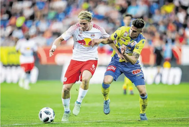  ?? BILD: SN/GEPA PICTURES ?? Nicht zu halten war Xaver Schlager für seinen ehemaligen Teamkolleg­en Sandro Ingolitsch beim 2:0-Sieg von Red Bull Salzburg in St. Pölten.