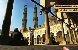  ??  ?? IN PREGHIERA Musulmani davanti alla Moschea di al-Azhar del Cairo, una delle più note in Egitto.