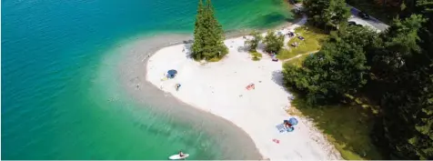  ?? Foto: Sven Hoppe, dpa ?? Herrlich ist es am Walchensee. Doch jedes Jahr ertrinken Menschen in Badeseen.