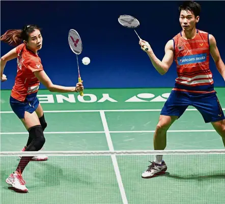  ??  ?? Helpful: Malaysia’s Chan Peng Soon (right) and Goh Liu Ying heeded the advice given by Goh V Shem and Tan Wee Kiong and it turned things around for the better at the Thailand Masters yesterday.