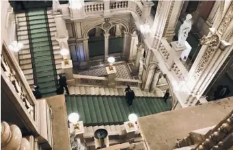  ??  ?? 維也納歌劇院內梯回廊­轉，令人目眩。
（作者提供）