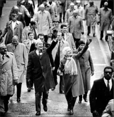  ?? The Pittsburgh Press ?? Vice President Bush and his wife, Barbara, greet parade watchers on Veterans Day 1987 in Downtown Pittsburgh.