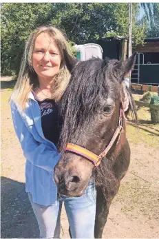  ?? FOTO: MARC INGEL ?? Yvonne Krüll mit dem 14-jährigen Ricky. Nach einem Unfall kann er nicht mehr geritten werden. Trotzdem darf er auf Fafas Ponyranch bleiben.