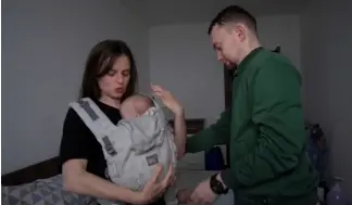  ?? ?? Oleksandra und Andrij sind besorgte Eltern von Zwillingen