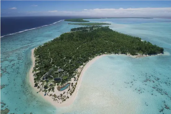  ??  ?? L'atoll de Tetiaroa, où se trouve The Brando, est accessible grâce à l'avion privé de l'hôtel, un vol époustoufl­ant d'une vingtaine de minutes.