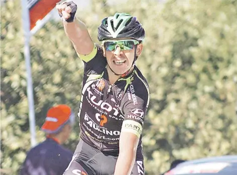  ?? FOTO: FRAN SABUGO/LA NUEVA CRÓNICA ?? Burmann festeja, tras asegurar su victoria en la Vuelta a León.