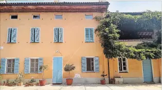  ?? WALTER NICKLIN PHOTOS FOR THE WASHINGTON POST ?? A traditiona­l farmhouse with a courtyard — or cascina a corte — in the Italian Piemonte outside the town of Valenza. The owners swapped homes with the author for a week.