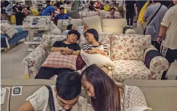  ??  ?? Customers in China looking for some climate-controlled shut-eye.
