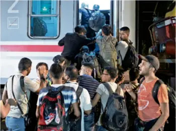  ??  ?? Hrvatski vlak koji je prevozio oko 1000 izbjeglica Mađari su zaplijenil­i 18. rujna