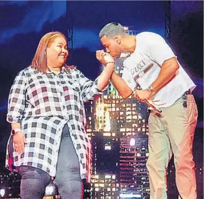  ??  ?? Se le fue la mano. Romeo Santos invitó a una fan al escenario y le hizo tocar sus partes íntimas.