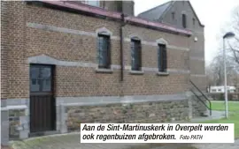  ?? Foto PATH ?? Aan de Sint-Martinuske­rk in Overpelt werden ook regenbuize­n afgebroken.