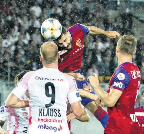  ?? FRESHFOUS ?? Kemal Ademi verpasst für Basel die frühe Führung: Der 23-jährige Stürmer trifft in der 11. Minute mit einem Kopfball nur die Latte.