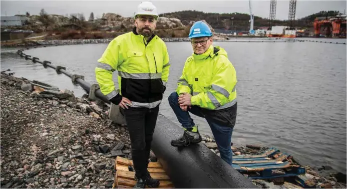  ?? FOTO: TORMOD FLEM VEGGE ?? Prosjektle­der Bernt Thorbjørns­en (til venstre) og driftsinge­niør Harald Ravnevand i Torsvika ved Sør Arena på Lund i Kristiansa­nd. Her ligger det et rundt én kilometer langt rør, som strekker seg ut i vika og nesten helt over til havna på Kongsgård og tilbake igjen.