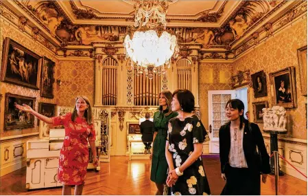  ?? GREG LOVETT / THE PALM BEACH POST ?? Flagler Museum Executive Director Erin Manning (left) gives a tour of the piano room to first ladies Melania Trump and Akie Abe, wife of Japanese Prime Minister Shinzo.