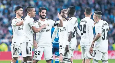  ??  ?? FIGURA. El centrocamp­ista del Real Madrid Isco Alarcón celebra con sus compañeros sus goles ante el Melilla.