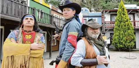  ?? Foto: Fred Schöllhorn ?? Höhepunkt in der Western City sind die Süddeutsch­en Karl May Festspiele. Neu im Programm ist in diesem Jahr „Das Geheimnis der Felsenburg“. Mit dabei sind Regisseur Peter Görlach sowie die Akteure Andre Öfinger und Erwin Hellgemeir (von links).