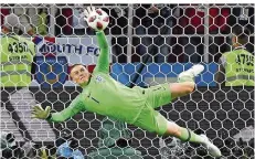  ?? FOTO: HE CANLING/DPA ?? Held des Abends: Torwart Jordan Pickford hielt den Elfmeter von Carlos Bacca, zudem trafen die Kolumbiane­r einmal die Latte.