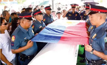  ?? SUNSTAR FOTO/ ALLAN CUIZON ?? LAST RESPECTS.Colleagues of pay their last respects to PO2 Mae Sasing during the police officer’s burial rites.