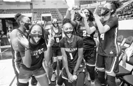  ?? WILLIE J. ALLEN JR./ORLANDO SENTINEL ?? Lake Highland Prep celebrates winning the Class 4A girls basketball state championsh­ip against Lincoln Park on Saturday afternoon in Lakeland.