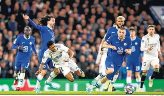 ?? LONDRES
TOLGA AKMEN / EFE ?? El brasileño Rodrygo, autor de los dos goles en Stamford Bridge, se duele de una entrada de Cucurella.