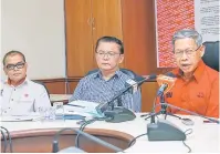  ?? — Gambar Bernama ?? JAWAB: Mustapa (kanan) mengadakan sidang media selapas mempengeru­sikan Mesyuarat BN Negeri Kelantan di Bangunan UMNO negeri dekat Kota Bharu, semalam. Hadir sama Naib Pengerusi BN Kelantan Datuk Tan Ken Ten (tengah) dan Setiausaha BN Negeri Datuk...