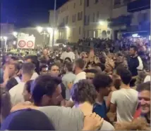  ?? (Photo DR) ?? Mardi soir, les rues du Vieil Antibes étaient bondées pour la Fête de la musique.