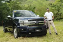  ??  ?? PK Umashankar, managing director, Ford Philippine­s, with the Ford F-150 4x4 Platinum