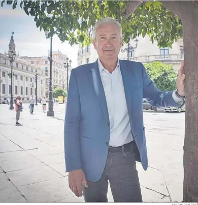  ?? JUAN CARLOS VÁZQUEZ ?? El candidato a la Alcaldía por Ciudadanos, Miguel Ángel Aumesquet, en la Plaza Nueva.