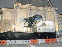  ?? REUTERS ?? Durante la noche, la estatua ecuestre de Theodore Roosevelt fue retirada del pedestal que ocupó durante 80 años.