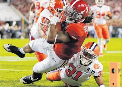  ?? KEVIN C. COX/GETTY IMAGES ?? Running back Bo Scarbrough of the Alabama Crimson Tide dives into the end zone at the end of his 25-yard touchdown run early in Monday night’s national championsh­ip game.