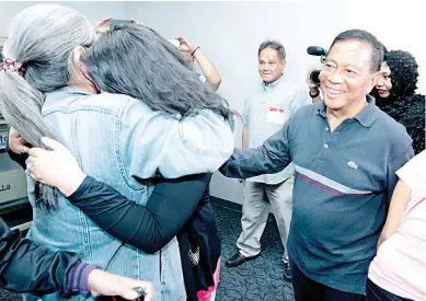  ??  ?? HOME AT LAST. One of five distressed overseas Filipino workers from Dubai hugs a member of her family upon arrival at the Ninoy Aquino Internatio­nal Airport. Supporters and friends of Vice President Jejomar Binay pooled their resources to buy the...