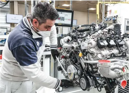  ??  ?? Cada Nettuno pesa algo menos de 250 kilos y desarrolla 630 CV de potencia máxima. Para ponerlo en contexto, el 3.0 biturbo de seis cilindros en línea del nuevo BMW M3 entrega 510 CV a partir de la misma cilindrada.