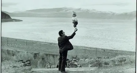  ??  ?? Capolavori Henri Cartier-Bresson Lac Sevan, Arménie, URSS, 1972 , stampa alla gelatina d’argento, 1973 (Fondation HCB/ Magnum Photos)