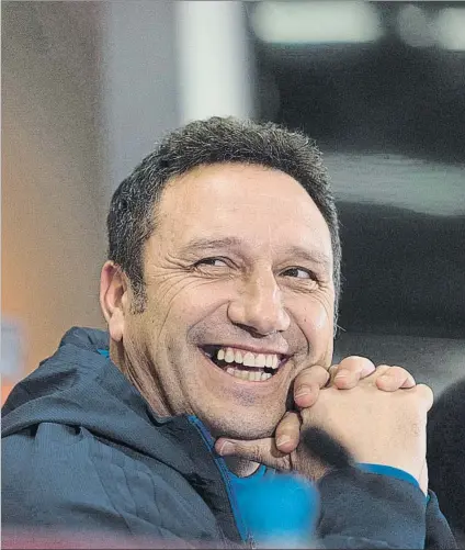  ?? FOTO: EFE ?? Eusebio Sacristán no puede evitar esbozar una amplia sonrisa en un momento de su comparecen­cia ante los medios