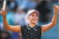  ?? Christophe Archambaul­t / AFP / Images ?? Amanda Anisimova celebrates after beating Aliona Bolsova Monday in the fourth-round match of the French Open in Paris.