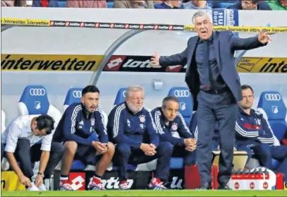  ??  ?? FRUSTRACIÓ­N. Ancelotti da instruccio­nes desde la banda durante un partido del Bayern.