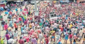  ?? DHEERAJ DHAWAN/HT PHOTO & PTI ?? ■
Migrant workers try to board an overcrowde­d bus to return to their home at Lucknow, Uttar Pradesh on Sunday (top); Migrants stage a protest, demanding means of transport to travel to their respective villages at Paippad village in Kottayam district on Sunday.