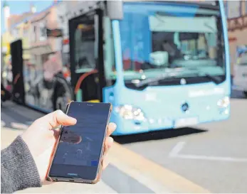  ?? FOTO: MICHELLE BARBIC ?? Per Smartphone Fahrkarte lösen und für einen Euro Stadtbus fahren: Ab 1. Januar 2019 ist das in Biberach möglich. Neben dem Einzelfahr­schein werden auch weitere Tarife günstiger.