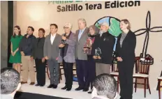  ?? ?? Reconocimi­entos. El alcalde José María Fraustro Siller entregó el Premio al Mérito Ambiental Saltillo 1ª Edición.