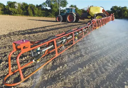  ?? JEAN-FRANÇOIS MONIER AGENCE FRANCE-PRESSE ?? Les méthodes différente­s et rentables de contrôle des mauvaises herbes existent. Elles ont été développée­s en recherche. Mais les producteur­s agricoles n’y ont pas accès, faute de ressources en transfert, ou n’y croient tout simplement pas.