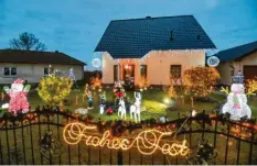  ?? Foto: Patrick Pleul, dpa ?? Blinkende Weihnachts­lichter verursache­n Schätzunge­n zufolge jährlich Stromkoste­n von 200 Millionen Euro.