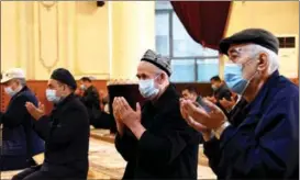  ?? XINHUA ?? Worshipper­s pray in the Ak Mosque in Urumqi, Northwest China’s Xinjiang Uygur autonomous region on April 13.
