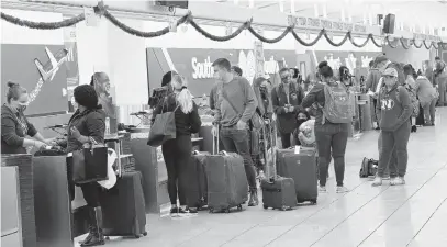  ??  ?? BELOW: Holiday travelers at BWI.