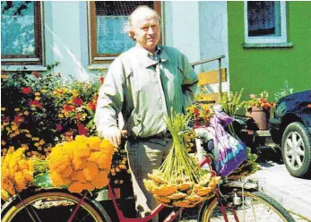  ?? FOTO: PRIVAT/REPRO: JEANETTE LÖSCHBERGE­R ?? Alois Hiemer war oft mit seinem Fahrrad unterwegs, um die Schätze der Natur zu Gestecken und Kränzen für den Friedhof zu verarbeite­n.
