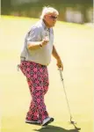  ?? Darren Carroll / Getty Images ?? John Daly acknowledg­es the gallery at the 18th hole.